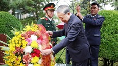 Tổng Bí thư Tô Lâm đặt lẵng hoa tại Tượng đài Chủ tịch Hồ Chí Minh.