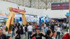 Đông đảo du khách đến tham quan Hội chợ Mùa Thu. 