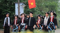 Đồng bào người Dao tỉnh Thanh Hóa với trang phục truyền thống xuống Phiên chợ vùng cao được tái hiện tại Làng Văn hóa-Du lịch các dân tộc Việt Nam. 