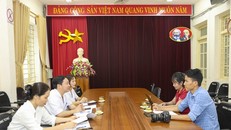 Lãnh đạo Bệnh viện Đa khoa tỉnh Điện Biên trao đổi với phóng viên Cơ quan thường trú TTXVN tại Điện Biên. 