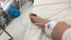 Hàng chục người nhập viện cấp cứu sau khi ăn bánh mì ở quán vỉa hè