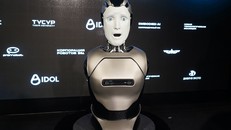 Robot mang tên IDOL.