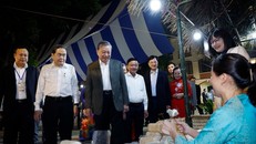 Tổng Bí thư Tô Lâm, Chủ tịch Quốc hội Trần Thanh Mẫn, Thường trực Ban Bí thư Trần Cẩm Tú và đại biểu thăm các gian hàng OCOP. 