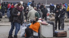 Làn sóng người Ukraine đổ vào EU tăng vọt