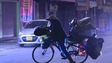 Người dân mưu sinh trong thời tiết rét đậm.