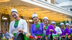 Đồng bào Mường trình diễn cồng chiêng tại khu phố đi bộ Hồ Gươm, Hà Nội.