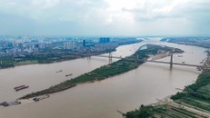 Hà Nội đôn đốc tiến độ xây dựng 7 cây cầu bắc qua sông Hồng.