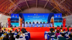 Đại biểu bấm nút khởi công tuyến đường kết nối sân bay Gia Bình - Hà Nội, tổng mức đầu tư dự kiến toàn tuyến khoảng 83.000 tỷ đồng