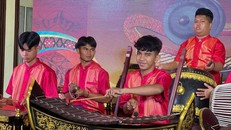 Dàn nhạc Ngũ âm Khmer (Plêng Pinn Peat) là dàn nhạc truyền thống đặc sắc của đồng bào Khmer.