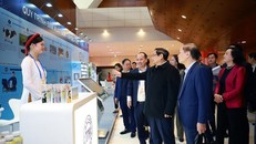 Thủ tướng Phạm Minh Chính kiểm tra khu trưng bày các sản phẩm tiêu biểu. 