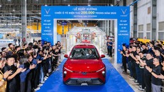 Chiếc ô tô điện thứ 200.000 xuất xưởng tại nhà máy VinFast Hải Phòng là Limo Green, MPV bán chạy hàng đầu thị trường Việt Nam.