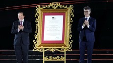 Ông Jonathan Baker, Trưởng Đại diện UNESCO tại Việt Nam (bên phải) trao Bằng UNESCO ghi danh Quần thể Di tích và Danh thắng Yên Tử - Vĩnh Nghiêm - Côn Sơn, Kiếp Bạc là Di sản văn hóa thế giới cho ông Tạ Quang Đông, Thứ trưởng Bộ Văn hóa, Thể thao và Du lịch.