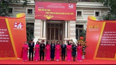 Các đại biểu cắt băng khai mạc Triển lãm.