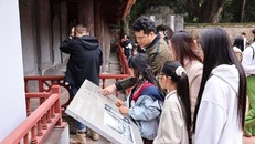 Đông đảo du khách thủ đô và nước ngoài tham quan di tích Văn Miếu-Quốc Tử Giám trong ngày nghỉ lễ. 