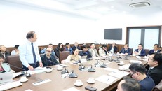 Các chuyên gia phát biểu tại cuộc họp.