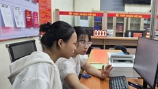 Chị Trần Thị Kim Nhung, chuyên viên phường Phù Liễn, Hải Phòng hướng dẫn công dân gửi hồ sơ đăng ký kết hôn lên Cổng Dịch vụ công Quốc gia. 