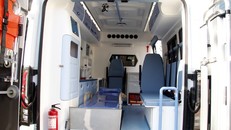 Bên trong xe cứu thương được trang bị thiết bị y tế hiện đại.