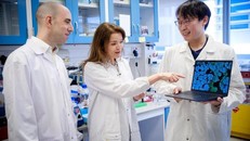 Nhóm các nhà khoa học do Phó Giáo sư Guillaume Thibault (trái) của Đại học Công nghệ Nanyang (NTU) dẫn đầu, bao gồm cả giáo sư thỉnh giảng Kimberly Kline (giữa) của Đại học Geneva và nghiên cứu sinh Aaron Tan của NTU. (Ảnh: NTU)