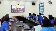 Đoàn viên thanh niên theo dõi phiên khai mạc Đại hội XIV của Đảng được truyền hình trực tiếp.