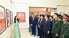 Các đại biểu tham quan triển lãm.