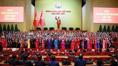 Lãnh đạo Đảng, Nhà nước chụp ảnh lưu niệm với các nữ đại biểu dự Đại hội XIV của Đảng. 