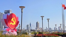 Thành phố Đà Nẵng được trang hoàng cờ hòa chào mừng sự kiện trọng đại của Đất nước.