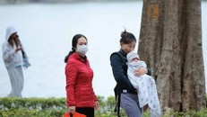 Trẻ nhỏ được che chắn kỹ chống rét khi phải di chuyển ngoài trời. 