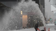 Người dân dọn tuyết trên đường phố tại New York, Mỹ.