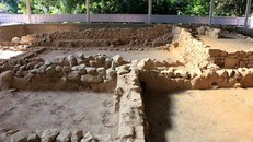 Di tích khảo cổ Óc Eo - Ba Thê Gò Cây Thị, nằm trên địa bàn thị trấn Óc Eo, huyện Thoại Sơn, tỉnh An Giang đã được khai quật và làm mái che nhằm bảo vệ các hiện vật lộ thiên phục vụ khách du lịch tham quan. 