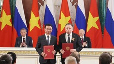Tổng Bí thư Tô Lâm và Tổng thống Vladimir Putin chứng kiến trao văn kiện Lộ trình tổng thể về hợp tác năng lượng nguyên tử vào mục đích hòa bình giai đoạn 2025-2030 giữa Bộ Khoa học và Công nghệ Việt Nam và Tập đoàn ROSATOM của Nga.
