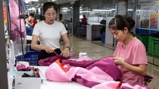 May hàng xuất khẩu sang thị trường EU tại Công ty May TNG (Thái Nguyên). 