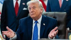 Tổng thống Trump gây tranh cãi khi đăng video liên quan ông Obama