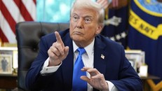 Tổng thống Trump: Quá bận rộn để làm bị cáo nhưng thừa thời gian để khởi kiện