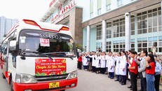 Sau Bữa cơm tất niên, trong buổi chiều người bệnh và gia đình được trở về quê đón Tết trên hành trình những Chuyến xe yêu thương miễn phí.