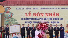 Các đồng chí lãnh đạo tỉnh Bắc Ninh trao Chứng nhận Di sản Văn hóa Phi Vật thể Quốc gia lễ hội truyền thống - Lễ hội Lim cho lãnh đạo 2 xã Liên Bão và Tiên Du.