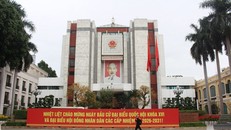 Khẩu hiệu chào đón sự kiện chính trị quan trọng của đất nước được lắp đặt tại trụ sở Hội đồng Nhân dân, Ủy ban Nhân dân thành phố Hà Nội.