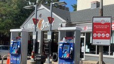 Giữa căng thẳng Trung Đông, giá xăng ở Mỹ tăng lên mức cao nhất trong 11 tháng