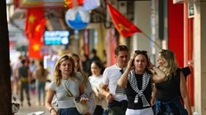 Du khách quốc tế tham quan phố cổ Hà Nội. 