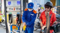 Mua bán xăng, dầu tại cửa hàng Petrolimex.