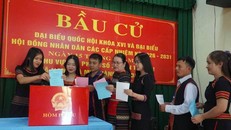 Cử tri khu vực miền núi thành phố Đà Nẵng đi bầu cử. 