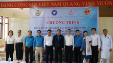 Các đồng chí lãnh đạo chụp ảnh lưu niệm cùng đại diện các y, bác sĩ