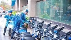 Tại các điểm lên xuống của tuyến đường sắt trên cao Cát Linh-Hà Đông, người dân dễ dàng thuê xe máy điện để di chuyển theo nhu cầu. 