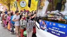 Người lao động về quê đón Tết trên các chuyến xe miễn phí. 