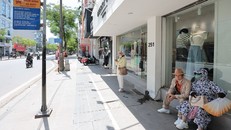 Quạt cầm tay, áo chống nắng, khẩu trang, kính râm là vật dụng không thể thiếu của nhiều người dân khi ra đường vào những ngày nắng nóng. 