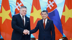 Thủ tướng Lê Minh Hưng và Thủ tướng Slovakia Robert Fico chụp ảnh chung.