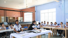 Học sinh lớp Nghiệp vụ nhà hàng K7 - Trường Trung cấp nghề dân tộc nội trú Khánh Vĩnh, Khánh Hòa trong giờ thực hành.