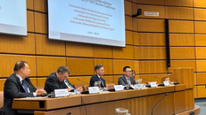 Đại sứ Việt Nam tại Áo Vũ Lê Thái Hoàng (ngoài cùng bên phải) khẳng định NPT tiếp tục giữ vai trò là nền tảng của kiến trúc an ninh quốc tế, nhấn mạnh nhu cầu củng cố lòng tin giữa các quốc gia thành viên.