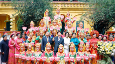Tổng Bí thư, Chủ tịch nước Tô Lâm và Phu nhân Ngô Phương Ly cùng Tổng thống Hàn Quốc Lee Jae Myung và Phu nhân Kim Hye Kyung chụp ảnh chung với các nghệ sỹ biểu diễn nghệ thuật chào mừng.