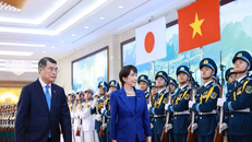 Thủ tướng Lê Minh Hưng và Thủ tướng Nhật Bản Takaichi Sanae duyệt Đội danh dự Quân đội Nhân dân Việt Nam.