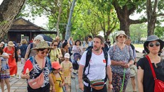 Du khách đến Huế luôn lựa chọn điểm đến đền chùa, du lịch tâm linh, tĩnh lặng - là những sản phẩm du lịch tạo xu hướng của Huế.